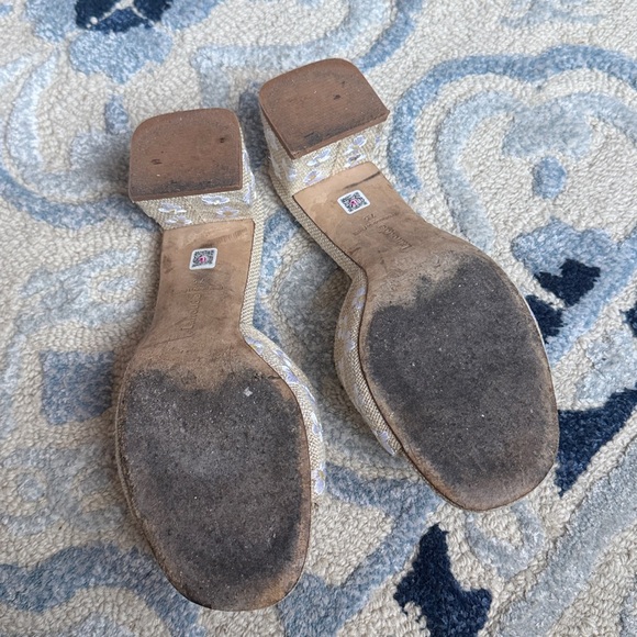 Larroudé Brigitte Mule in Raw Linen with embroidered daisy embellishments - Picture 4 of 7